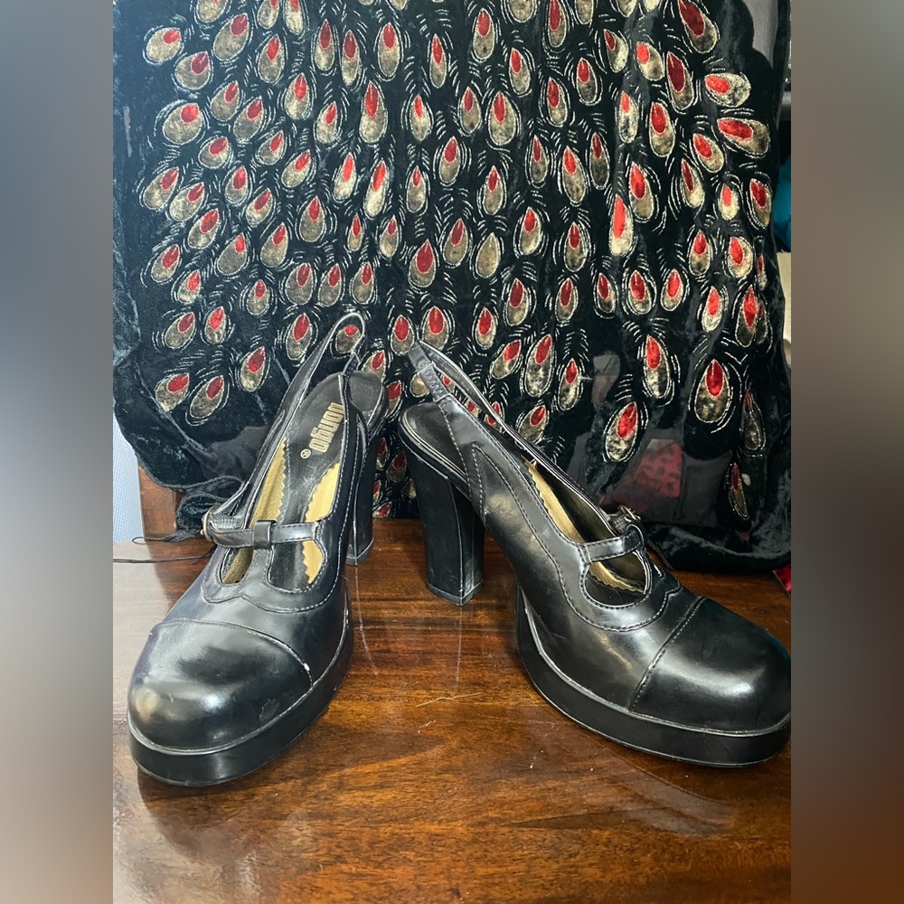 Y2K 90’s black Bongo heels size 7